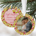 Erste Weihnachten Verheiratet Rosa Red Fuples Foto Ornament<br><div class="desc">Erinnern Sie sich an Ihre erste Weihnachtszeit als verheiratetes Paar mit diesem wunderschönen Foto-Ornament mit einem klassisch gezeichneten Heiligenbild und Beeren-Muster auf einem Retropinken Hintergrund mit einem Foto auf einer Seite und Ihrem Text auf der Rückseite.</div>