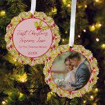 Erste Weihnachten Verheiratet Rosa Red Fuples Foto Ornament Karte<br><div class="desc">Erinnern Sie sich an Ihre erste Weihnachtszeit als verheiratetes Paar mit diesem wunderschönen Foto-Ornament mit einem klassisch gezeichneten Heiligenbild und Beeren-Muster auf einem Retropinken Hintergrund mit einem Foto auf einer Seite und Ihrem Text auf der Rückseite.</div>
