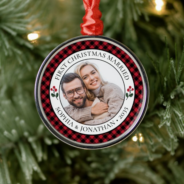 Erste Weihnachten Verheiratet Rustikales Rotes Kar Ornament Aus Metall (Baum)