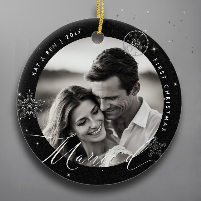 Erste Weihnachten Verheiratete Schneeflocken Black Keramik Ornament (christmas gift first married couple black ornament glitter sparkle modern minimalist snowflakes)