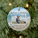 Erste Weihnachten Verlobt Beach Hearts Couple Foto Keramik Ornament<br><div class="desc">Erste Weihnachten Verlobt, schöne Strand Thema Foto Verlobung Schmuck! Feiern Sie Ihre Verlobung, während Sie eine Hochzeit am Strand oder eine Hochzeitsreise mit dieser Sake-Verlobung-Ornament planen. Die im Sand gezeichnet, ineinander greifenden Hochzeitsherzen am Strand machen eine elegante Hochzeit an der Küste des tropischen Ozeans zu einem Wasserthema, das dem Set...</div>