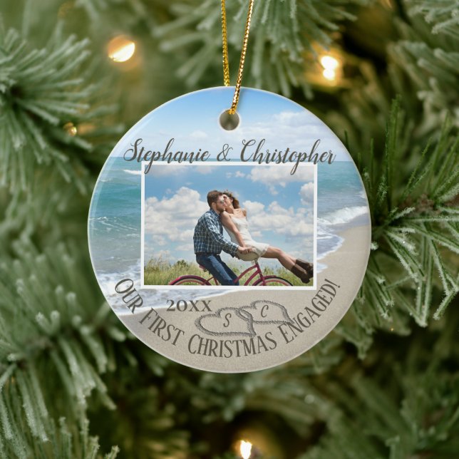 Erste Weihnachten Verlobt Beach Hearts Couple Foto Keramik Ornament (Baum)