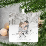 Erste Weihnachten Verlobte Custom Foto Grau Script Keramikornament<br><div class="desc">Gedenken Sie Ihre Verlobung mit diesem schönen modernen Sakraldekor. Der graue Text lautet "Unser erstes Weihnachten verlobt", mit dem Wort "verlobt" in eleganter Handschrift mit Schnörkeln vor und nach. Ersetzen Sie das Beispielbild durch Ihr Lieblings-Foto, und fügen Sie Ihre Namen und das Jahr hinzu. Mithilfe eines Farbverlaufsefilters wird der Text-Pop...</div>