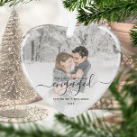 Erste Weihnachten Verlobtes Foto Grau Script Herz Ornament<br><div class="desc">Erinnern Sie sich an Ihre Verlobung mit diesem wunderschönen, herzförmigen Pfarrschmuck. Der graue Text lautet "Unser erstes Weihnachten verlobt", mit dem Wort "verlobt" in eleganter Handschrift mit Schnörkeln vor und nach. Ersetzen Sie das Beispielbild durch Ihr Lieblings-Foto, und fügen Sie Ihre Namen und das Jahr hinzu. Mithilfe eines Farbverlaufsefilters wird...</div>