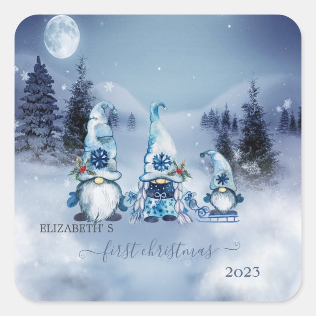Erste Weihnachten, Winterlandschaft, blaue Gnome Quadratischer Aufkleber (Vorderseite)
