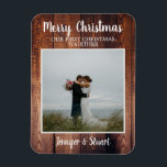 Erste Weihnachten zusammen Weihnachten Weihnachten Magnet<br><div class="desc">Erstellen Sie Ihre eigene rustikale First Christmas zusammen Merrry Weihnachten Foto flexi Magnet. Senden Sie Ihren Freunden und Familie Frohe Weihnachtswünsche mit diesem einzigartigen und persönlichen Foto Magneten. Fügen Sie Ihr eigenes Foto,  Text und Namen hinzu,  um es zu personalisieren.</div>
