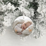 Erste Weihnachts 1 Foto Kinderdetails Hirsche Kera Keramik Ornament<br><div class="desc">Die ersten Weihnachts 1 Foto Babydetails sind in elegantem modernem Design gehalten. Teil einer atemberaubenden Sammlung. Mit Platz für den Namen,  das Geburtsjahr,  das Geburtsdatum,  das Gewicht in lb und oz und die Länge in Zoll. Schönes handgezeichnetes Hirschdesign.</div>