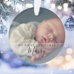 Erste Weihnachts-Baby-Fotos Skriptname Ornament<br><div class="desc">Personalisieren Sie mit Ihrem Lieblings-Foto Name und Datum,  um eine einzigartige Erinnerung und Geschenk für ein erstes Weihnachtsfest zu schaffen. Ein schöner Sake um Ihre neue Ankunft zu feiern! Entwickelt von Thisisnotme©</div>