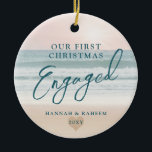 Erste Weihnachts Beach Verlobung Ocean Pastel Keramik Ornament<br><div class="desc">Keepake Verlobung Ornament ein pastellrosa pfirsich und aquamarin blauen Sonnenuntergang oder Sonnenaufgang über einem tropischen Meer Küste Sand Küste ist ideal für die Paare,  die verlobt an einem Strand oder planen eine Hochzeit in Urlaubsort.</div>