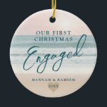 Erste Weihnachts Beach Verlobung Ocean Pastel Keramik Ornament<br><div class="desc">Keepake Verlobung Ornament ein pastellrosa pfirsich und aquamarin blauen Sonnenuntergang oder Sonnenaufgang über einem tropischen Meer Küste Sand Küste ist ideal für die Paare,  die verlobt an einem Strand oder planen eine Hochzeit in Urlaubsort.</div>