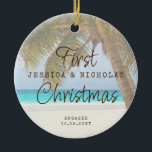Erste Weihnachts Beach Verlobung Palm Tree Keramik Keramik Ornament<br><div class="desc">Keepake Verlobung Ornament mit einer tropischen Palme neben einem türkisfarbenen aquamarinen Ozean Küste Sand Küste ist perfekt für die Paare,  die verlobt an einem Strand oder planen eine Hochzeit in Urlaubsort.</div>