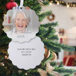 Erste Weihnachts-Nachname Jahr-Foto-Overlay Ornament Karte<br><div class="desc">Erste Weihnachts Foto Overlay Name Jahr Skript-Ornament. Ihre erste verheiratete Weihnachtszeit ist sehr außergewöhnlich, und dieses praktische All-in-One-Ornament und -Karte, hat Ihr Foto und Erste Weihnachten in einem informellen Set-Skript auf der Vorderseite, zusammen mit Ihrem Namen und Jahr, und Ihre Grüße auf der Rückseite bereit, damit Ihre Empfänger von ihrem...</div>