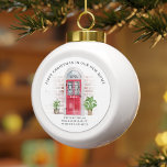 Erste Weihnachts neue Zuhause Wir haben Adresse ve Keramik Kugel-Ornament<br><div class="desc">Wir haben Aquarelltür verschoben Zuhause Ankündigung Ornament, um Ihre Familie und Freunde über Ihre neue Zuhause zu informieren. Dieses Ornament verfügt über eine wasserfarbene Haustür, rote Ziegelwände, zwei Pflanze auf jeder Türseite und die Hausnummer auf der Türe. Fügen Sie Ihre neuen Adressdaten auf der Vorderseite und eine spezielle Nachricht auf...</div>