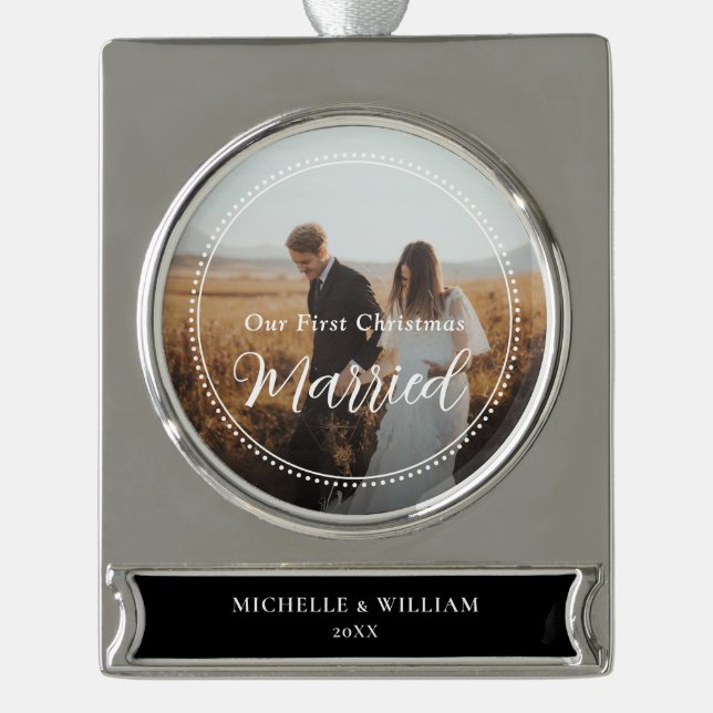 Erste Weihnachts-Verheiratete Script-Overlay-Foto Banner-Ornament Silber (Vorderseite)