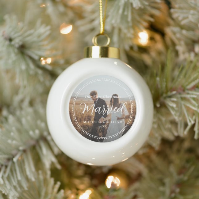 Erste Weihnachts-Verheiratete Script-Overlay-Foto Keramik Kugel-Ornament (Baum)