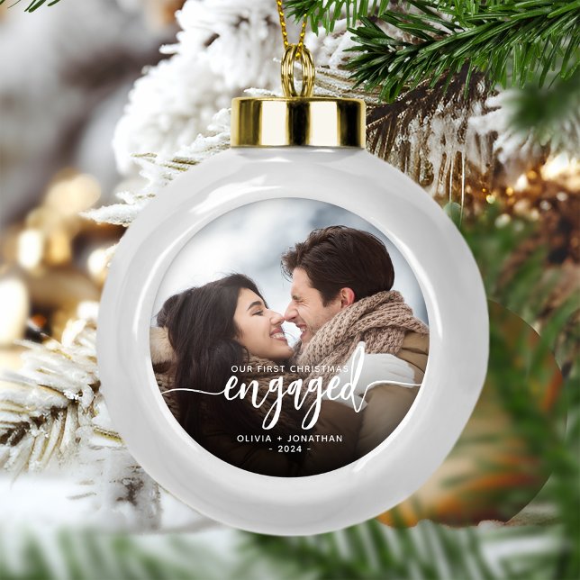 Erste Weihnachts Verlobte benutzerdefinierte Foto  Keramik Kugel-Ornament (Von Creator hochgeladen)