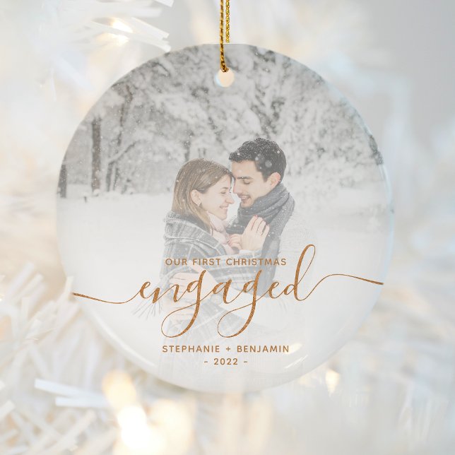 Erste Weihnachts Verlobte benutzerdefinierte Foto  Keramik Ornament (Von Creator hochgeladen)