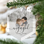 Erste Weihnachts Verlobte benutzerdefinierte Foto  Ornament Aus Glas<br><div class="desc">Gedenken Sie Ihre Verlobung mit diesem schönen modernen Sakraldekor. Der schwarze Text lautet "Unser erstes Weihnachten verlobt", mit dem Wort "verlobt" in eleganter Handschrift mit Schnörkeln vor und nach. Ersetzen Sie das Beispielbild durch Ihr Lieblings-Foto, und fügen Sie Ihre Namen und das Jahr hinzu. Mithilfe eines Farbverlaufsefilters wird der Text-Pop...</div>
