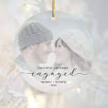 Erste Weihnachts Verlobte Custom Foto Green Script Keramik Ornament<br><div class="desc">Gedenken Sie Ihre Verlobung mit diesem schönen modernen Sakraldekor. Der dunkelgrüne Text lautet "Unser erstes Weihnachtsfest verlobt" mit dem Wort "verlobt" in elegantem Schriftsatz, mit dem vor und nach dem Swash. Ersetzen Sie das Beispielbild durch Ihr Lieblings-Foto, und fügen Sie Ihre Namen und das Jahr hinzu. Mithilfe eines Farbverlaufsefilters wird...</div>