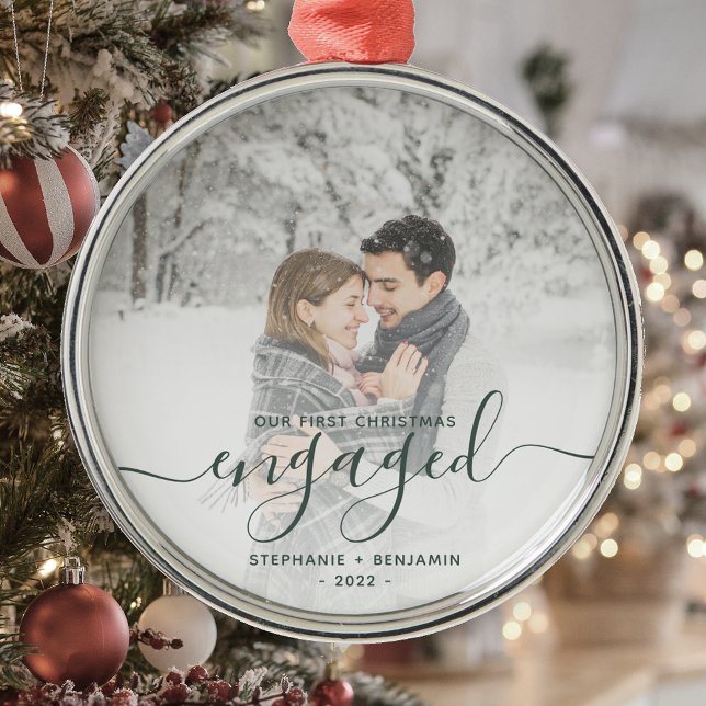 Erste Weihnachts Verlobte Custom Foto Green Script Ornament Aus Metall (Von Creator hochgeladen)
