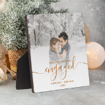 Erste Weihnachts Verlobte Foto Copper Script Fotoplatte<br><div class="desc">Gedenken Sie Ihre Verlobung mit dieser schönen modernen Sake-Plakette. Der Kupfertext lautet "Unser erstes Weihnachten verlobt", mit dem Wort "verlobt" in eleganten Imitat-Folien-Handschrift mit Schnörkeln vor und nach. Ersetzen Sie das Beispielbild durch Ihr Lieblings-Foto, und fügen Sie Ihre Namen und das Jahr hinzu. Mithilfe eines Farbverlaufsefilters wird der Pop des...</div>