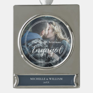 Erste Weihnachts-Verlobte Script-Overlay-Foto Banner-Ornament Silber