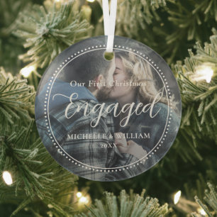 Erste Weihnachts-Verlobte Script-Overlay-Foto Ornament Aus Glas