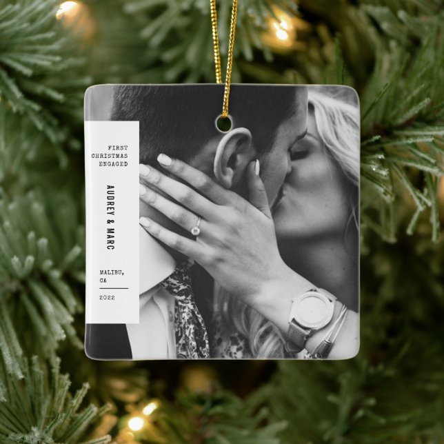 Erste Weihnachts Verlobten Couple Foto Minimalisti Keramikornament (Baum)