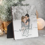 Erste Weihnachts Verlobtes Foto Dark Green Script Fotoplatte<br><div class="desc">Gedenken Sie Ihre Verlobung mit dieser schönen modernen Sake-Plakette. Der grüne Text der dunklen Kiefernnadel lautet "Unser erstes Weihnachtsfest verlobt", mit dem Wort "verlobt" in eleganter Schrift mit Schnörkeln vor und nach. Ersetzen Sie das Beispielbild durch Ihr Lieblings-Foto, und fügen Sie Ihre Namen und das Jahr hinzu. Mithilfe eines Farbverlaufsefilters...</div>