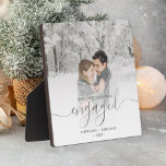 Erste Weihnachts Verlobtes Foto Silver Script Fotoplatte<br><div class="desc">Gedenken Sie Ihre Verlobung mit dieser schönen modernen Sake-Plakette. Der Text lautet "Unser erstes Weihnachten verlobt", mit dem Wort "verlobt" in eleganten Silber-Imitat-Folien-Handschrift mit Schnörkeln vor und nach. Ersetzen Sie das Beispielbild durch Ihr Lieblings-Foto, und fügen Sie Ihre Namen und das Jahr hinzu. Mithilfe eines Farbverlaufsefilters wird der Pop des...</div>