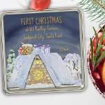 Erste Weihnachtsadresse Santa auf dem Dach Ornament Aus Metall<br><div class="desc">Erste Weihnachten in neuen Zuhause-Feiertagsschmuck - die Sie mit dem Jahr und Ihrer neuen Adresse personalisieren können. Fun Design mit gemütlichem Hausdach gegen den Mitternachtshimmel mit santa Fußspuren im Schnee und ein paar Geschenke bereit,  um den Schornstein herunter zu kommen.</div>