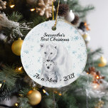 Erste Weihnachtsfeier als Mama Polar Bear Baby Keramik Ornament<br><div class="desc">Dieses Design kann personalisiert werden, indem Sie die weitere Option anpassen. Kontaktieren Sie mich unter colorflowcreations@gmail.com oder nutzen Sie die Chat-Option oben auf der Seite, wenn Sie dieses Design auf einem anderen Produkt haben möchten oder Hilfe benötigen. Sehen Sie mehr von meinen Designs oder folgen Sie mir unter www.facebook.com/colorflowcreations, www.instagram.com/colorflowcreations,...</div>