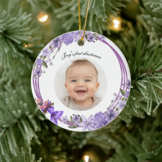 Erste Weihnachtsfeier des Babys - Lila Blumenreath Keramik Ornament (Baum)