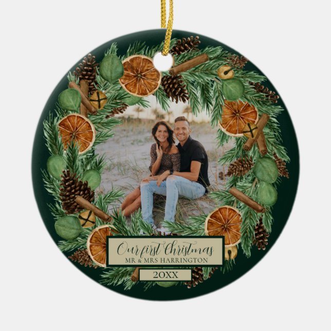 Erste Weihnachtsfeier Ein Foto Rustikaler Kiefernk Keramik Ornament (Vorne)