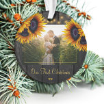 Erste Weihnachtsfeier Foto von Herrn und Frau Rust Ornament<br><div class="desc">Rustikales Land frisch Hochzeit Foto Erstweihnachtsfest als Mr. und Mrs. personalisierten Baum-Ornament mit gelben goldenen Sonnenblumensträuße über einem dunkelbraunen Scheunenholz mit Saitenlicht.            Einfach mit Ihren Namen,  Text und Foto anpassen!            Es kann ein hübsches Sake-Geschenk für ein neues Paar sein.</div>