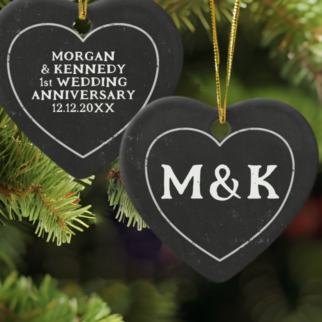 Erste Weihnachtsfeier Herzdekoration Keramik Ornament (Celebrate your first wedding anniversary with this rustic ceramic ornament. Just add your details)