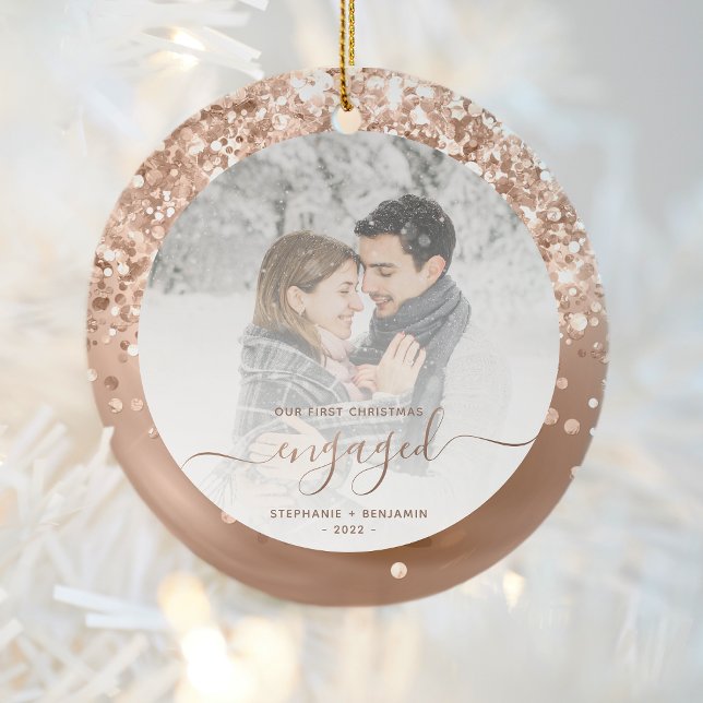 Erste Weihnachtsfeier Verlobt Foto Rose Gold Glitz Keramik Ornament (Von Creator hochgeladen)