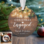Erste Weihnachtsfeier Verlobte rustikale String Li Ornament<br><div class="desc">**** Vergessen Sie nicht, Ihr Lieblings-Foto auf die Rückseite hochzuladen. Wenn Sie das Foto nicht platzieren müssen, können Sie es mit dem Designwerkzeug ***** feiern Sie Ihr erstes Weihnachtsfest Verlobt mit diesem rustikalen Holzschau-Foto-Ornament. Dieses anmutige Design ergänzt das Foto und den Text, die für einen festlichen Akzent in Ihrem Weihnachtsbaum...</div>