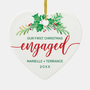 Erste Weihnachtsfeier Verlobtes Holly Red Script F Keramik Ornament