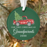 Erste Weihnachtsgroßeltern Vintag Truck Green Ornament<br><div class="desc">Unsere ersten Weihnachtsgroßeltern Wasserfarbener Vintager Roter Truck mit Weihnachtsbaumschmuck - Waldgrüner Hintergrund</div>