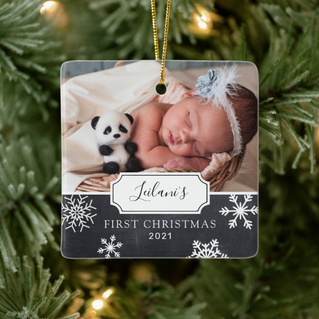 Erste Weihnachtsjunge Foto Snow Chalkboard Keramikornament (Baum)