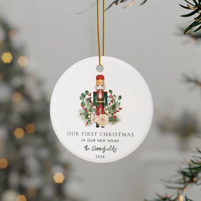 Erste Weihnachtskrippe für neue Zuhause Nutcracker Keramik Ornament (First Christmas New Home Nutcracker Script Ceramic Ornament)