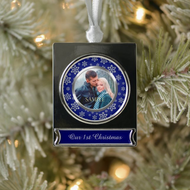 Erste Weihnachtsschneeflocke auf Blue Banner-Ornament Silber (Baum)