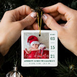 Erste Weihnachtsschrift Baby Birth Stats & Foto Keramikornament<br><div class="desc">Ankündigung und Begrüßung der Ankunft Ihres neuen Babys mit unserem einfachen und modernen Baby Foto Geburt Ankündigung Baby's erste Weihnachtsschmuck. Das Design verfügt über ein Single-Foto-Layout, um das Foto Ihres neuen Babys anzuzeigen. "Erste Weihnachten" wird in einem modernen, weißen Kalligraphie-Overlay angezeigt, in dem das Geburtsdatum an der Seite und der...</div>