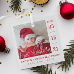 Erste Weihnachtsschrift Baby Birth Stats & Foto Ornament Aus Glas<br><div class="desc">Ankündigung und Begrüßung der Ankunft Ihres neuen Babys mit unserer einfachen und modernen Baby Foto Geburtsankündigung Baby's ersten Weihnachtsglas-Ornament. Das Design verfügt über ein Single-Foto-Layout, um das Foto Ihres neuen Babys anzuzeigen. "Erste Weihnachten" wird in einem modernen, weißen Kalligraphie-Overlay angezeigt, in dem das Geburtsdatum an der Seite und der Name...</div>