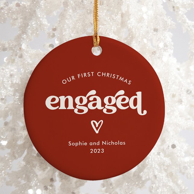 Erste WeihnachtsVerlobt | Rot und Weiß mit Herz Keramik Ornament (A colorful, festive red and white holiday ornament keepsake for their first Christmas engaged)