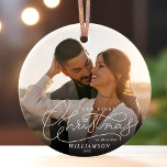 Erste Weihnachtszeit - Foto von Mr. und Mrs. Newly Keramik Ornament<br><div class="desc">Deck die Hallen mit 'Erste Weihnachtszeit Mr. & Mrs.' Foto-Ornament. Feiern Sie mit Ihrer individuellen Touch das neugezeichnete,  moderne Drehbuchdesign! 🎄 ✨ #NewlywedJoy #PersonalizedMemories</div>