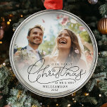 Erste Weihnachtszeit - Foto von Mr. und Mrs. Newly Ornament Aus Metall<br><div class="desc">Deck die Hallen mit 'Erste Weihnachtszeit Mr. & Mrs.' Foto-Ornament. Feiern Sie mit Ihrer individuellen Touch das neugezeichnete,  moderne Drehbuchdesign! 🎄 ✨ #NewlywedJoy #PersonalizedMemories</div>