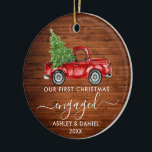 Erste Weihnachtszeit Verlobter LKW-FOTO Keramik Ornament<br><div class="desc">Moderne Trendy Kalligraphie Drehbuch Unser erstes Verlobtes Weihnachtsgeschmuck beinhaltet Watercolor Vintag Red Truck mit Weihnachtsbaum - Rustikaler Holzdruck. Foto zurück.</div>