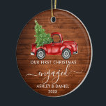 Erste Weihnachtszeit Verlobter LKW-FOTO Keramik Ornament<br><div class="desc">Moderne Trendy Kalligraphie Drehbuch Unser erstes Verlobtes Weihnachtsgeschmuck beinhaltet Watercolor Vintag Red Truck mit Weihnachtsbaum - Rustikaler Holzdruck. Foto zurück.</div>